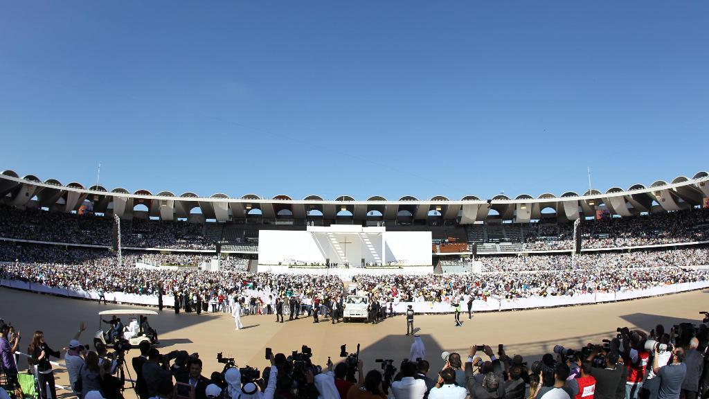 Abu Dhabi, Francisco en el estadio Zayed Sports City durante la primera Misa pública en el corazón del islam Abu Dhabi, Francisco en el estadio Zayed Sports City durante la primera Misa pública en el corazón del islam