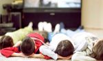 Niños pasivos y obesos delante del televisor. ¿Y qué hacen los padres por ellos?