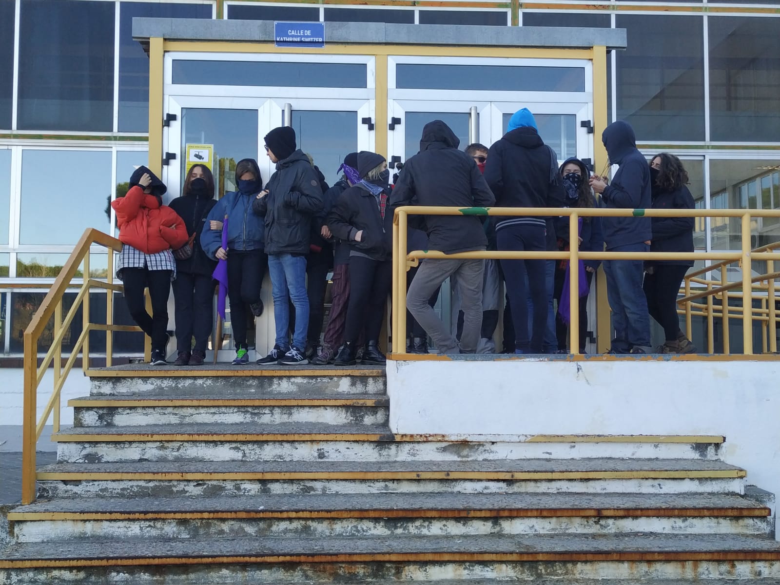 Feministas bloqueando una de las entradas a la facultad de Económicas de la Autónoma