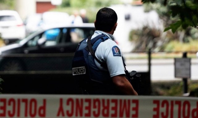 Un policía en el lugar del atentado en Nueva Zelanda