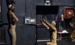 Una escena blasfema de 'Dios tiene vagina', donde se ve a dos actores desnudos como si fueran nazarenos