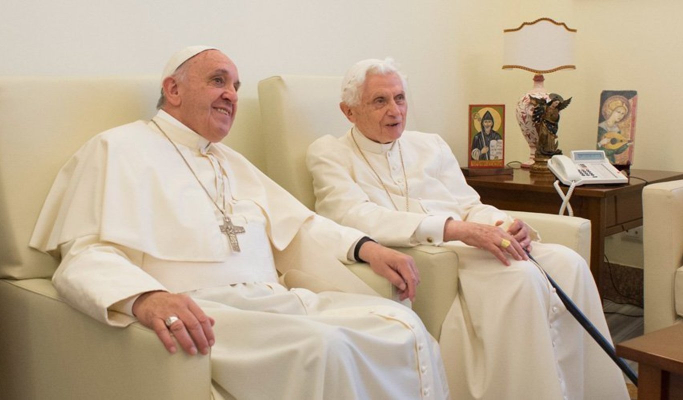 Que dure Benedicto, que dure Francisco, dos papas muy distintos pero ambos necesarios