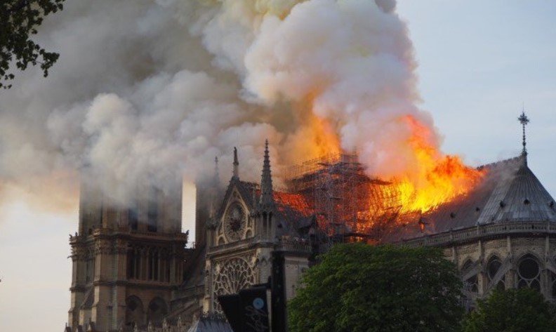 Resultado de imagen de notre dame incendio