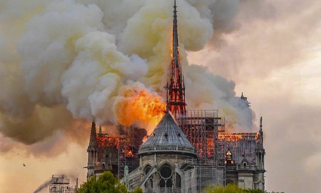 Arde Notre Dame