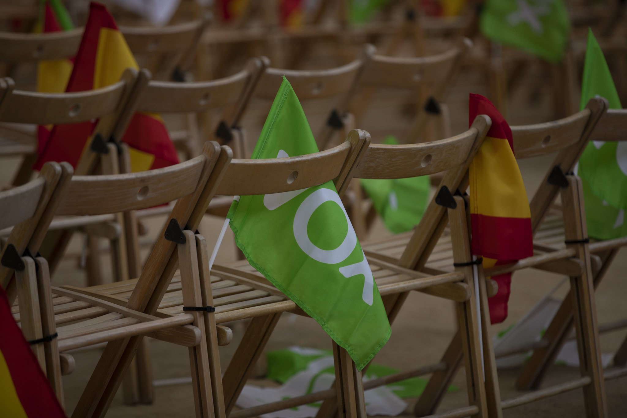Sillas con las banderas de España y de Vox Sillas con las banderas de España y de Vox