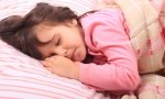 Para lograr una rutina en el sueño conviene acostar a los niños a la misma hora