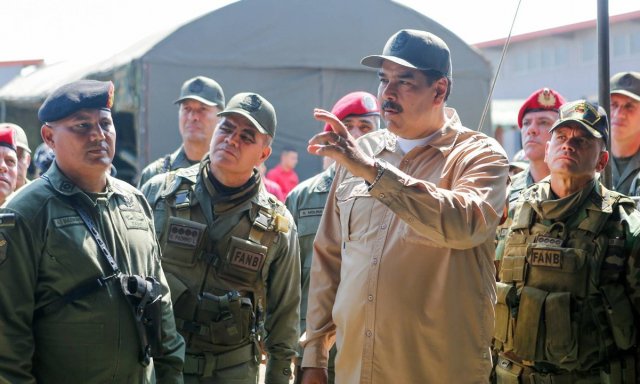 Maduro rodeado de militares