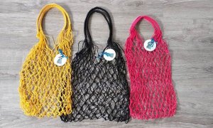 Bolsas hechas con redes de pesca