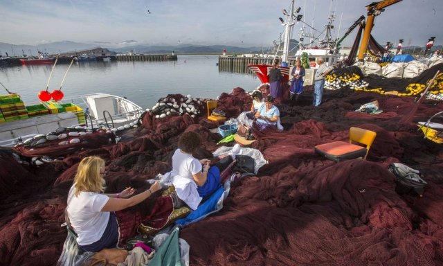Redes pesca reconvertidas en bolsos, ropa y abalorios