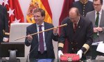 José Luis Martínez-Almeida con el bastón de mando del Ayuntamiento de Madrid