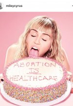 La actriz Miley Cyrus participa en la campaña con está imagen en la que expresa que 'El aborto es salud'