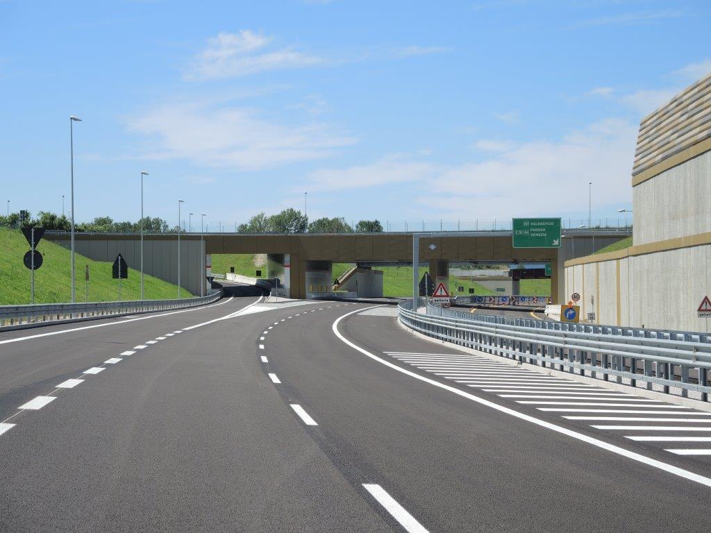 La autopista tendrá un tráfico estimado de 27.000 vehículos diarios, de los cuales el 20% serán de vehículos pesados La autopista tendrá un tráfico estimado de 27.000 vehículos diarios, de los cuales el 20% serán de vehículos pesados
