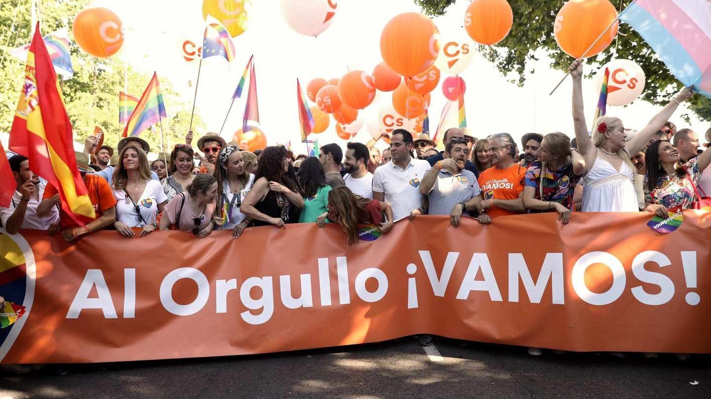 Inés Arrimadas junto a otros miembros de Ciudadanos, en la manifestación del Orgullo en Madrid