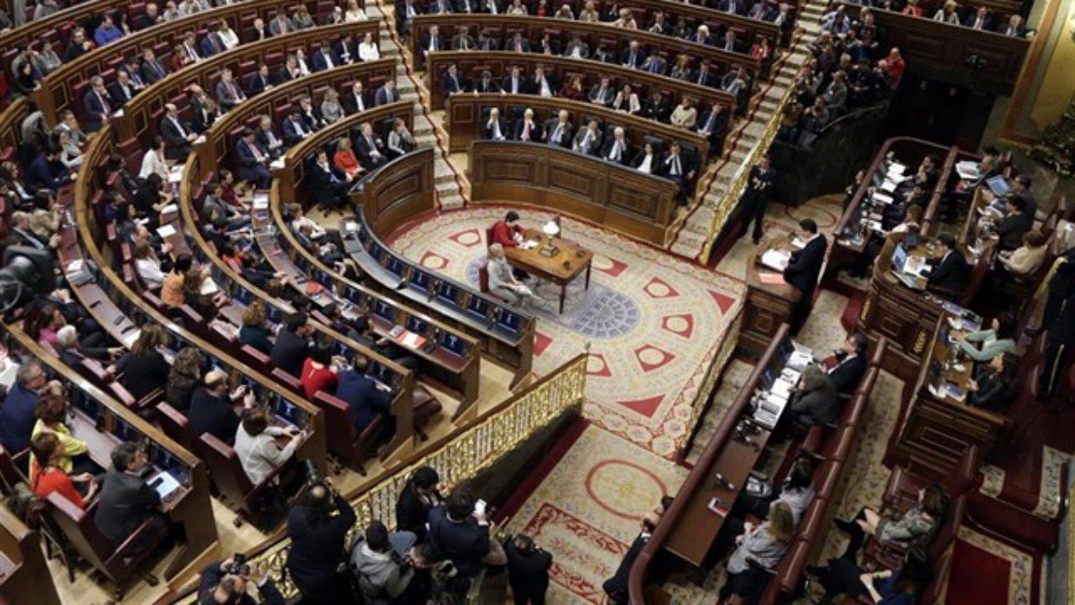 Los españoles no dependen de Moncloa. O no deberían depender.