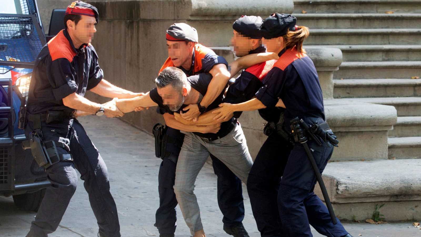 Un familiar de la víctima de 'la Manada de Manresa' intenta agredir a los acusados Un familiar de la víctima de 'la Manada de Manresa' intenta agredir a los acusados