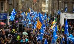 Miles de personas marchan en Edimburgo a favor de la independencia