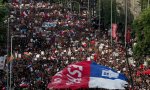 Miles de chilenos marchan en Santiago en una de las manifestaciones más grandes en medio del estallido social que desató un alza en las tarifas del metro.