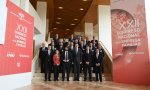 Felipe VI y la ministra de Economía en funciones, Nadia Calviño, posan con los miembros de la Junta Directiva del IEF