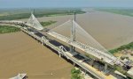 El Puente Pumarejo está construido sobre la desembocadura del río Magdalena, la principal arteria fluvial colombiana