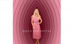 Gwyneth Paltrow publicita la serie documental The Goop Lab delante de una imagen que simula una vagina