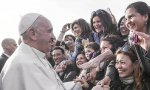 El Papa intenta contar con la mujer sin clericalizarla, en línea con su constante anticlericalismo