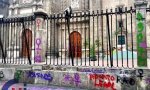 8-M. México: las 'pacíficas' feministas destruyeron mobiliario y agredieron a fieles en la catedral