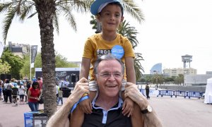 Isidro Fainé con un niño de CaixaProinfancia