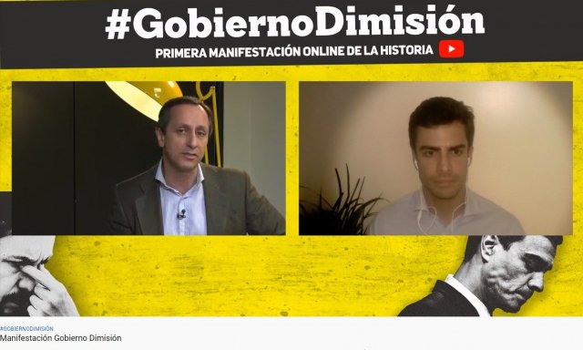 Carlos Cuesta (izquierda) conversa con el abogado penalista Juan Ospina