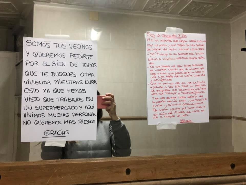 En Cartagena vecinos de una empleada de un supermercado han pasado una nota por debajo de su puerta diciéndola que no querían más riesgos. Un mensaje que ha hecho llorar a su hijo de 10 años, que fue quien lo vio el primero