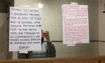 En Cartagena vecinos de una empleada de un supermercado han pasado una nota por debajo de su puerta diciéndola que no querían más riesgos. Un mensaje que ha hecho llorar a su hijo de 10 años, que fue quien lo vio el primero