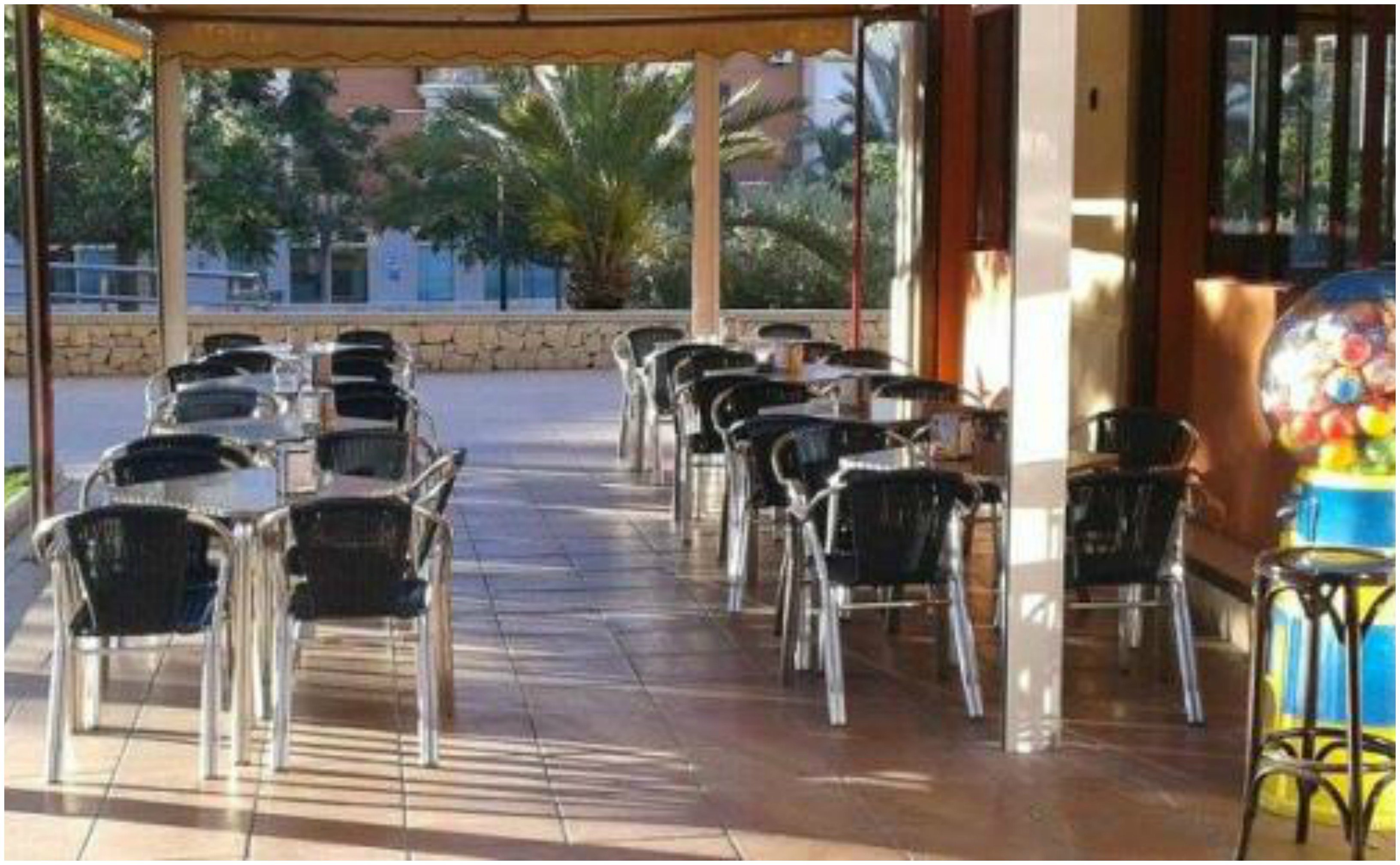 Sobre las 20:30 horas del viernes, dos hombres conocidos en la zona por okupas en una vivienda entraron en un bar del pueblo, aparentemente borrachos