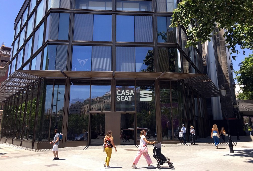 Casa Seat está ubicada en el centro de Barcelona, en el cruce entre la Avenida Diagonal y el Paseo de Gracia Casa Seat está ubicada en el centro de Barcelona, en el cruce entre la Avenida Diagonal y el Paseo de Gracia