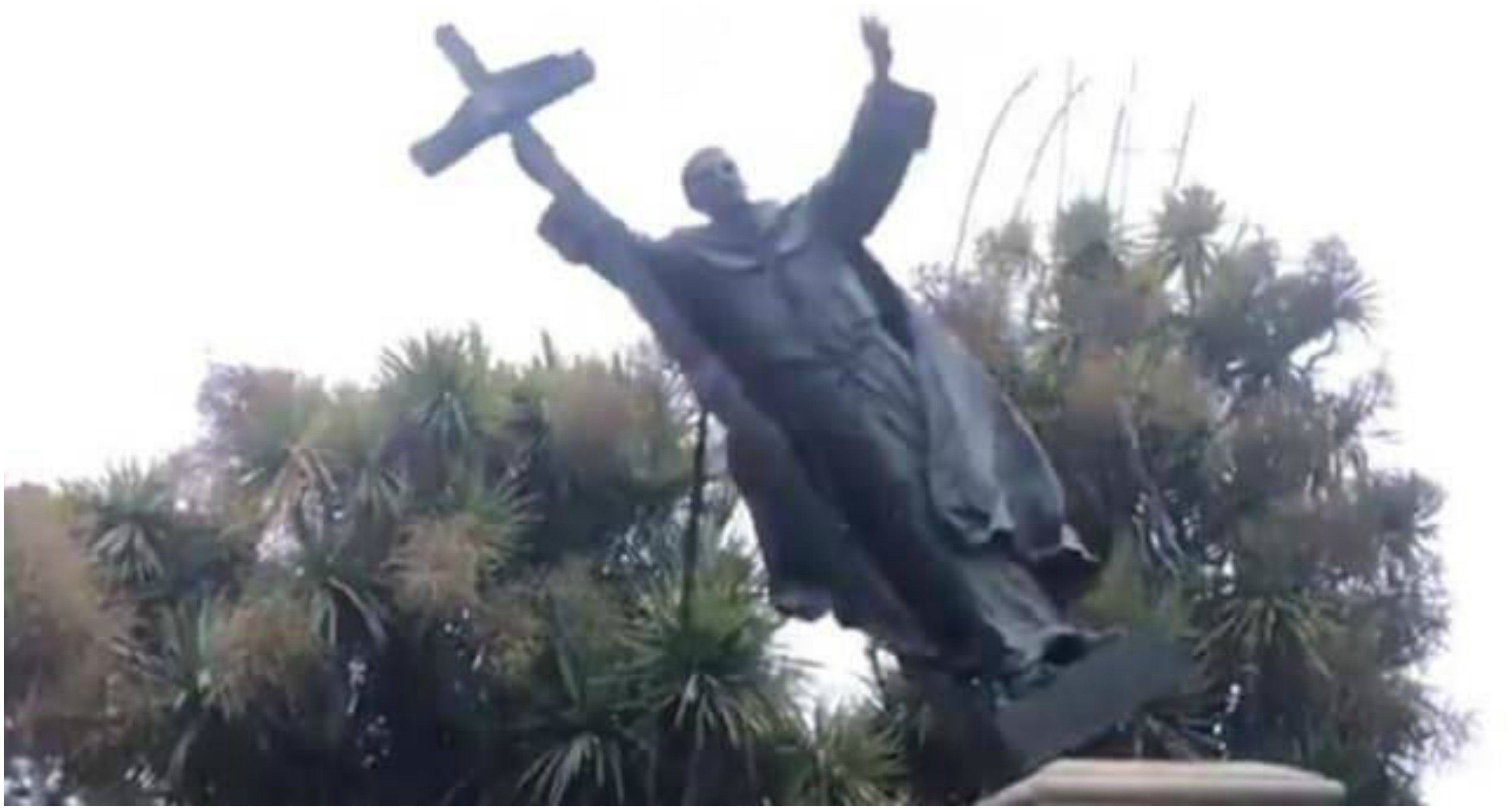 Una estatua de Fray Junípero Serra, el defensor de los indígenas, derribada por racista
