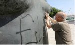 El maestro Antonio López borra con sus propias manos la pintada que un gamberro perpetró sobre una de sus esculturas. ¿Hasta dónde tiene que llegar la basura vertical para que las autoridades se movilicen?
