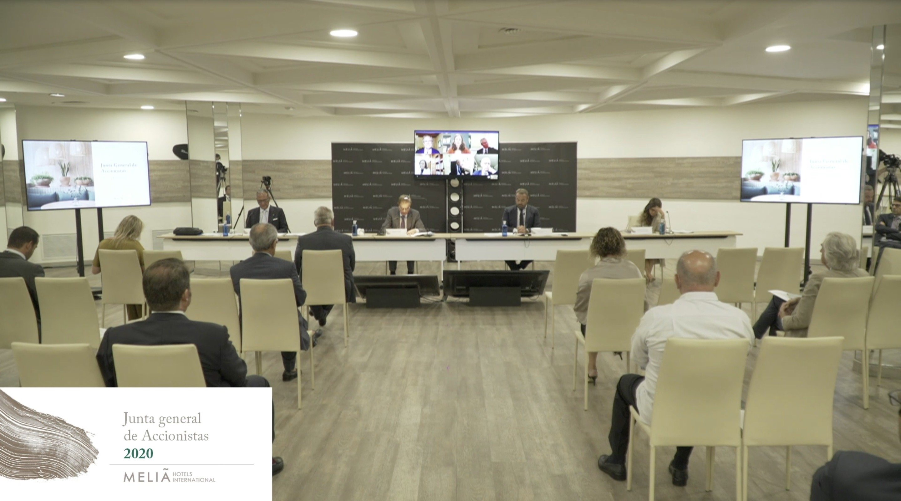 Algunos accionistas -muy pocos- han asistido a la Junta General de manera presencial. En el centro, a la izquierda, el presidente del grupo, Gabriel Escarrer Juliá y a la derecha, su hijo y CEO, Gabriel Escarrer Jaume