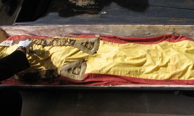 cadáver del beato José Polo cubierto por una bandera de España y una estola