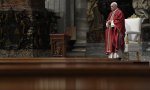 El papa Francisco en la misa del Viernes Santo en el Vaticano