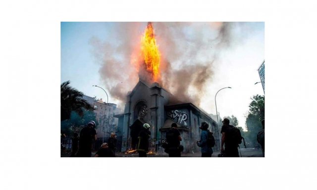 Quemando una iglesia