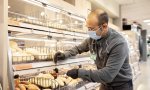 Trabajador de Mercadona en un supermercado de València