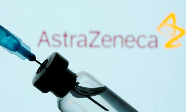 Covid. Seis países no se fían de la vacuna AstraZeneca pero Bruselas vuelve a aprobarla… y Madrid a ensalzarla. La sospecha es que produce trombos