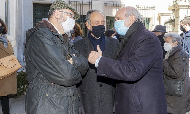 El fundador y director de Hispanidad, Eulogio López, con el historiador Alberto Bárcena y el exministro Jorge Fernández