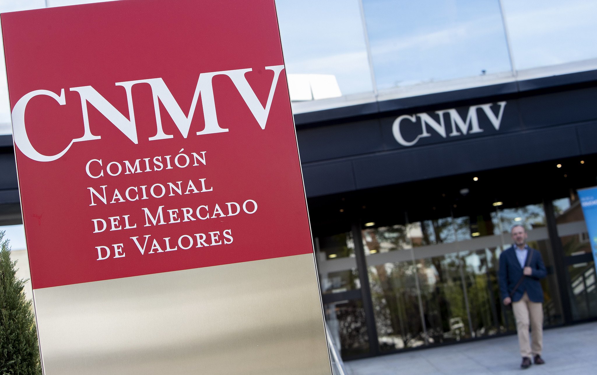 La CNMV elimina la obligación de presentar resultados trimestrales. Las empresas cotizadas solo tendrán que dar cuentas cada seis meses