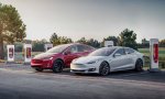 Tesla acumula varias rebajas en los precios de sus coches eléctricos y ahora podría imponer su sistema en la red de puntos de carga
