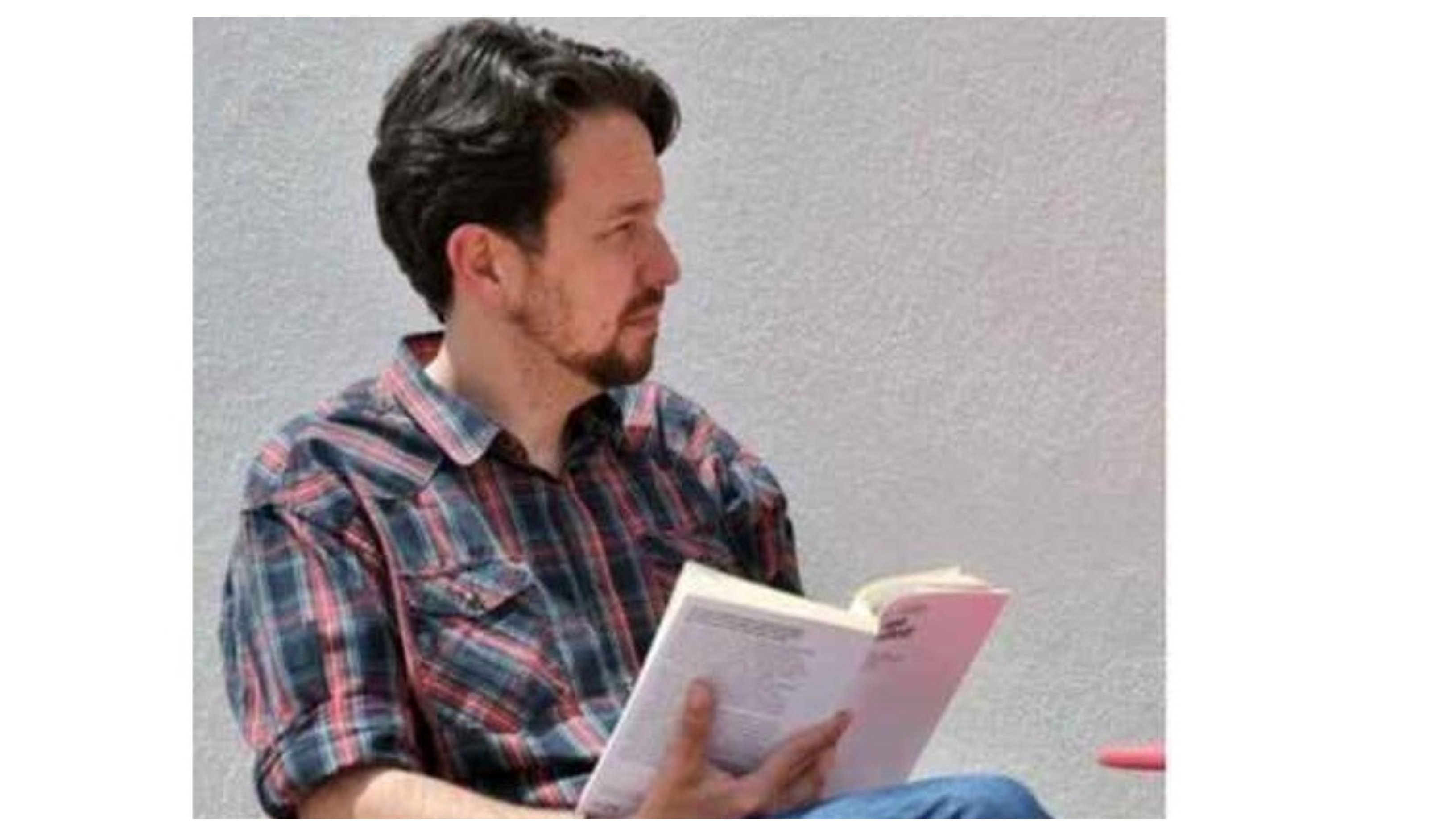 Y publica una foto, llena de vanidad erudita, sin coleta en la cabeza, y en las manos un libro que parece leer, pero no mira Y publica una foto, llena de vanidad erudita, sin coleta en la cabeza, y en las manos un libro que parece leer, pero no mira