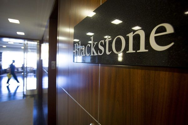 Según se desprende de las cuentas, Blackstone mantiene una cifra de "pólvora seca" de 162.325 millones de euros, lista para ser invertida, el fondo no ha aclarado dónde podría invertir esa cifra, algo ya habitual en Blackstone