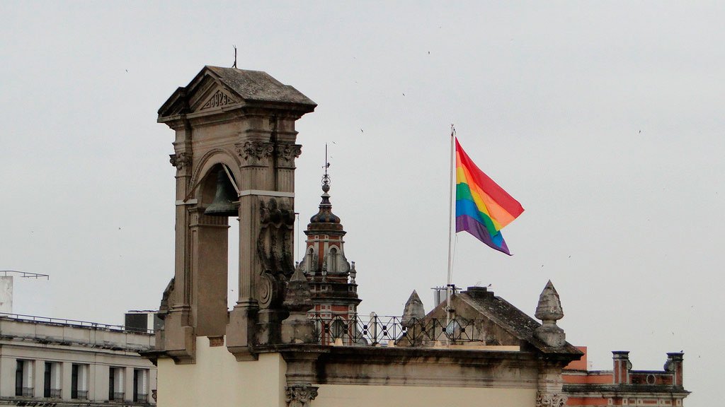 Bandera LGTBI Ayuntamiento de Sevilla Bandera LGTBI Ayuntamiento de Sevilla