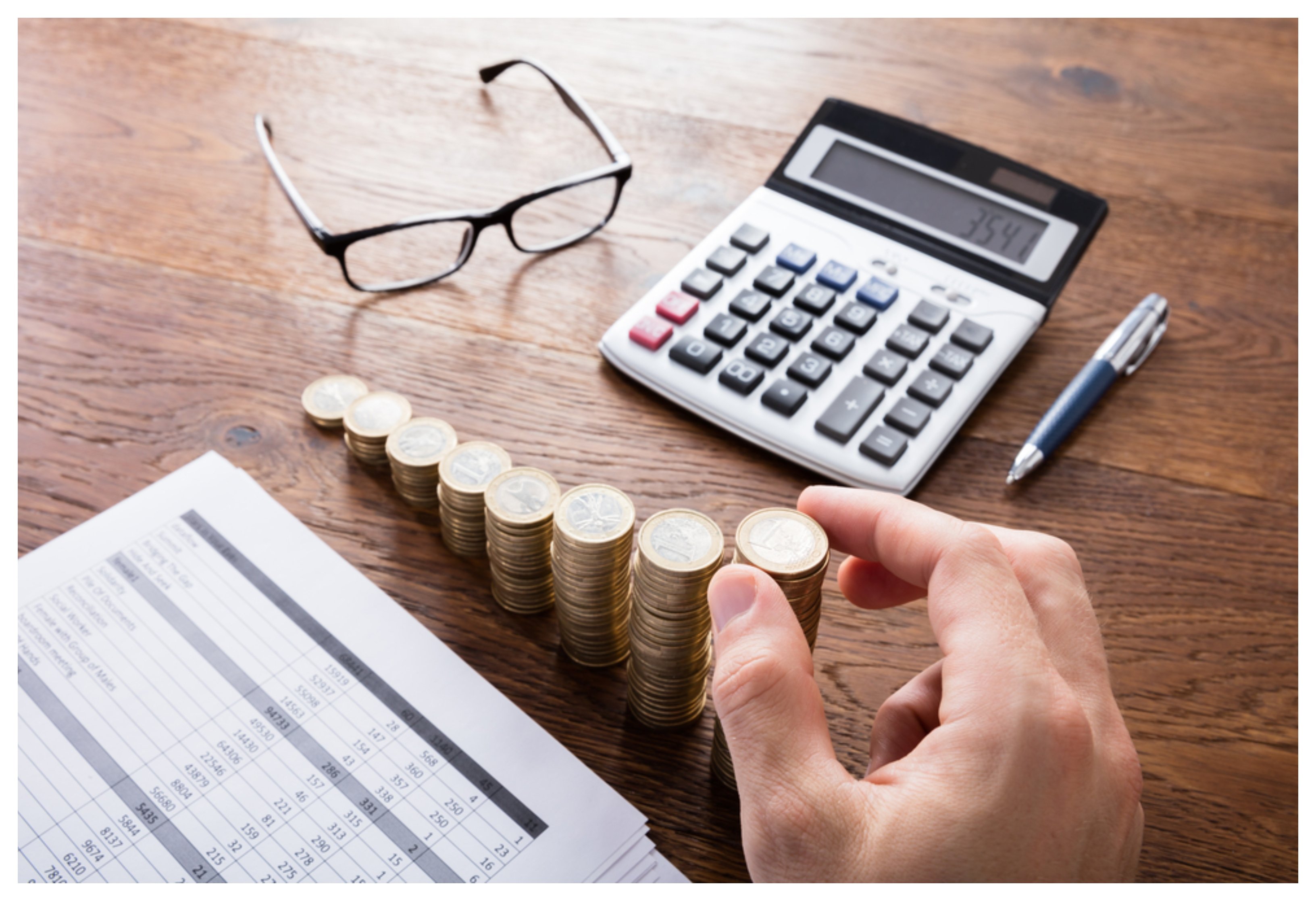 CIS: Cuatro de cada diez españoles (46,2 %) considera que paga muchos impuestos y la mitad (un 52,8 %) cree que se beneficia poco de ellos CIS: Cuatro de cada diez españoles (46,2 %) considera que paga muchos impuestos y la mitad (un 52,8 %) cree que se beneficia poco de ellos