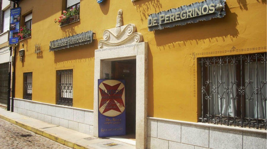 Albergue parroquial Karl Leisner, en Hospital de Órbigo, donde el párroco, Manuel González, atiende a los peregrinos Albergue parroquial Karl Leisner, en Hospital de Órbigo, donde el párroco, Manuel González, atiende a los peregrinos