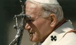 Francia. ¿Juan Pablo II sin crucifijo? ¿Y eso cómo se entiende?