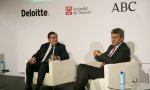 José Antonio Álvarez (derecha) responde bajo la atenta mirada de Juan Pérez de Ayala, socio director para el sector financiero de Deloitte